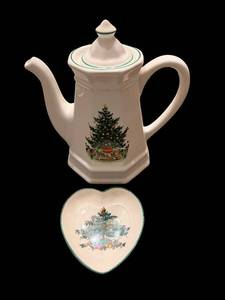 lot 128 image: Ceramic Teapot with Christmas Tree Motif & Matching Heart-Shaped Plate
