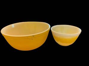 lot 155 image: Amber Yellow Pyrex Mixing Bowls - 2-Piece Set (Large & Small) for Kitchen Prep