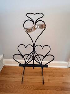 lot 172 image: Wrought Iron Heart-Shaped Floor Stand - Decorative Display, 28 x 14