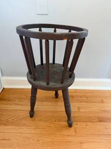 lot 174 image: Vintage Round Wood Plant Stand