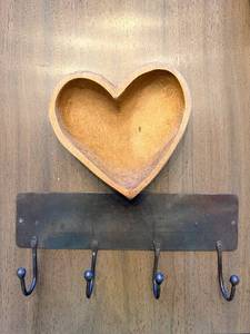 lot 178 image: Wall Hook Rack with 4 Hooks & Heart Shaped Wood Bowl