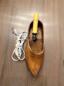 lot 202 image: Wooden Shoe Last Lamp - Vintage Plug-in Cord