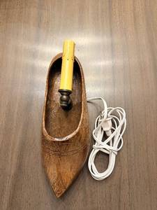 lot 204 image: Vintage Wooden Carved Shoe Lamp