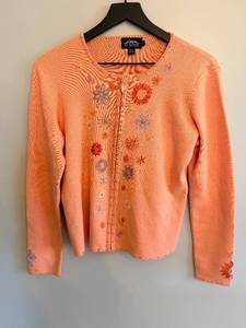 lot 323 image: Icelandic Design Cardigan - Floral Embroidered Pink Knit - Size M