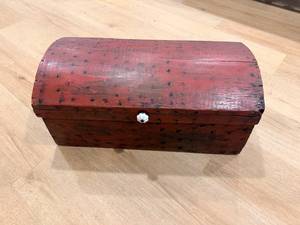 lot 344 image: Wooden Keepsake Box - 21 12 in x 9 14 in - Top Hinge Broken