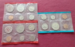 lot 5 image: (3) 1971 Uncirculated Coin Packets
