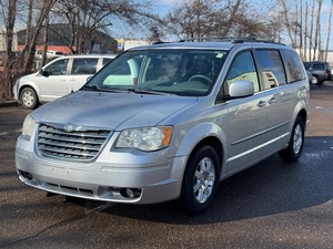 lot 13 image: 2009 CHRYSLER TOWN AND COUNTRY TOURING No Accidents (NO RESERVE)