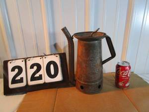 lot 220 image: Huffman Half Gallon Oil Dispenser