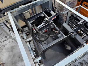 lot 72 image: Landhonor Mini Skid Steer Grapple Bucket MGB-72-44W