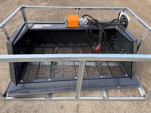 lot 131 image: WOLVERINE SLIDING LOADER ROCK SCREENING SHOVEL RSB78