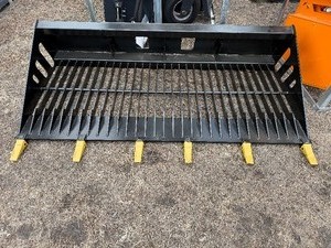 lot 230 image: WOLVERINE SLIDING LOADER ROCK SCREENING SHOVEL RSB84