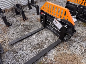 lot 264 image: WOLVERINE Hydraulic Adjustable Pallet Forks PFA-11-3300G