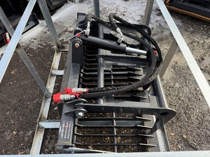 lot 311 image: Landhonor Mini Skid Steer Rock Grapple MRB-72-44W