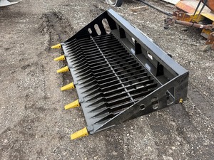 lot 324 image: WOLVERINE SLIDING LOADER ROCK SCREENING SHOVEL RSB66