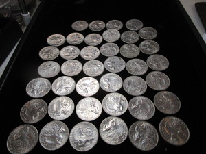 lot 27 image: Roll Bicentennial Quarters