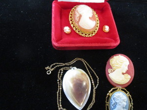 lot 305 image: Cameos & Shell
