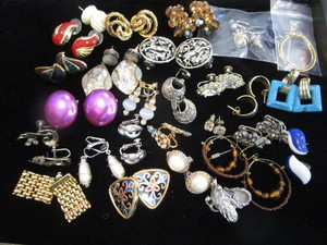 lot 317 image: Earrings, Deer Set