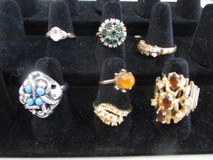 lot 319 image: Costume Rings, Avon