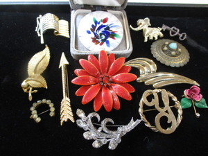 lot 329 image: Brooches  Pins, Glass Enamel