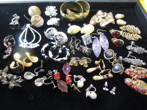 lot 330 image: Earrings, 27 Pair