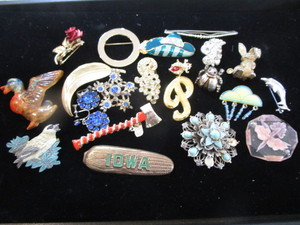 lot 336 image: Pins & Brooches w Vintage