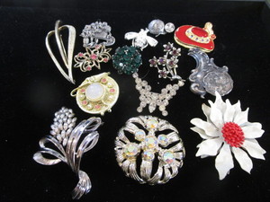 lot 343 image: Victorian Buckle, Brooches, Pins