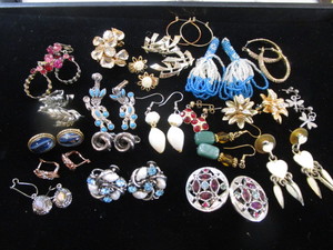 lot 344 image: 21 Pair Earrings