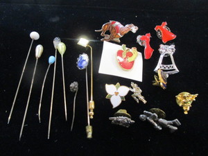 lot 354 image: Lapel & Stick Pins