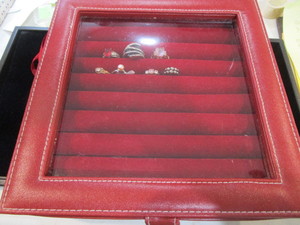 lot 356 image: Ring Display Box, 7 Costume Rings