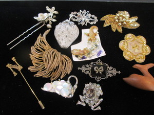 lot 358 image: Vintage Brooch, Pins