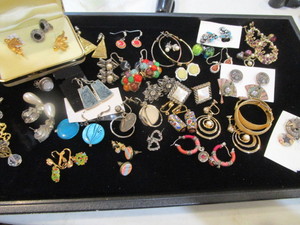 lot 363 image: Earrings, 30 Pair