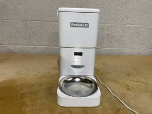 lot 220 image: PetSafe 8cup Dog and Cat Automated Feeder (Used)
