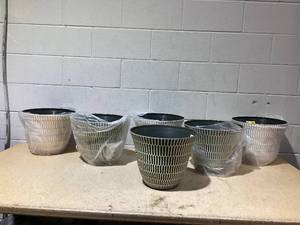 lot 247 image: LOT OF 6 Pot Planters