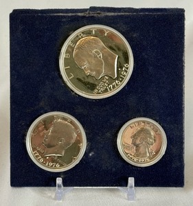 lot 73 image: 1976 Bicentennial Silver Proof 3 Coin Set - just the blue case
