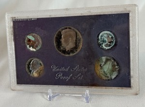 lot 104 image: 1985 Proof Set - fire damaged