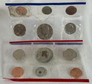 lot 128 image: 1989 uncirculated P & D us mint coin set OGP - cello wrap only, with fire damage