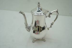 lot 6 image: Vintage International Silver Company Tea Pot & Naken Holloware Bag (anti-tarnish)