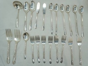 lot 8 image: Vintage Original Rogers Silverplate Silverware Set