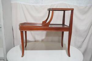 lot 14 image: Vintage Mahogany step table