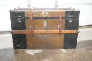 lot 19 image: antique travelers chest with removable tray