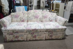lot 30 image: Marshfield 3 cushion sofa