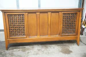 lot 44 image: vintage Penncrest Stereo