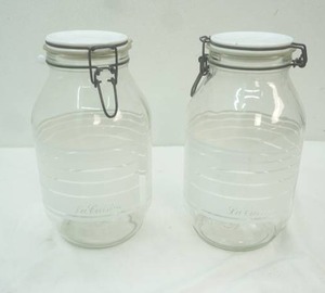 lot 82 image: Vintage La Cucina Italian Glass Storage Jars (1 gallon)