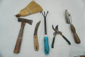 lot 101 image: Garden Tools