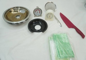 lot 118 image: Marinating Bags, Oven Burner Inserts, Taylor Oven Thermometer, Timer, large knife wsheath, fine strainer