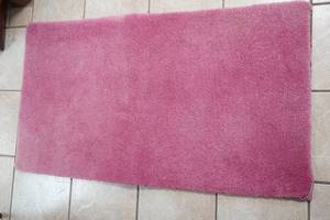 lot 220 image: Pink Rug 48x 27