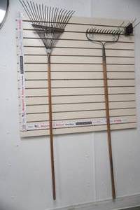 lot 256 image: 2ct Metal Rakes