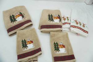lot 286 image: Christmas Themed Hand Towels and Bath Towels