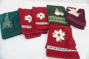 lot 287 image: Christmas Themed Hand Towels and Bath Towels