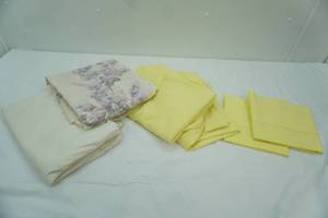 lot 295 image: Vintage Sheets Yellow Twin Set and 2 Flat Sheets